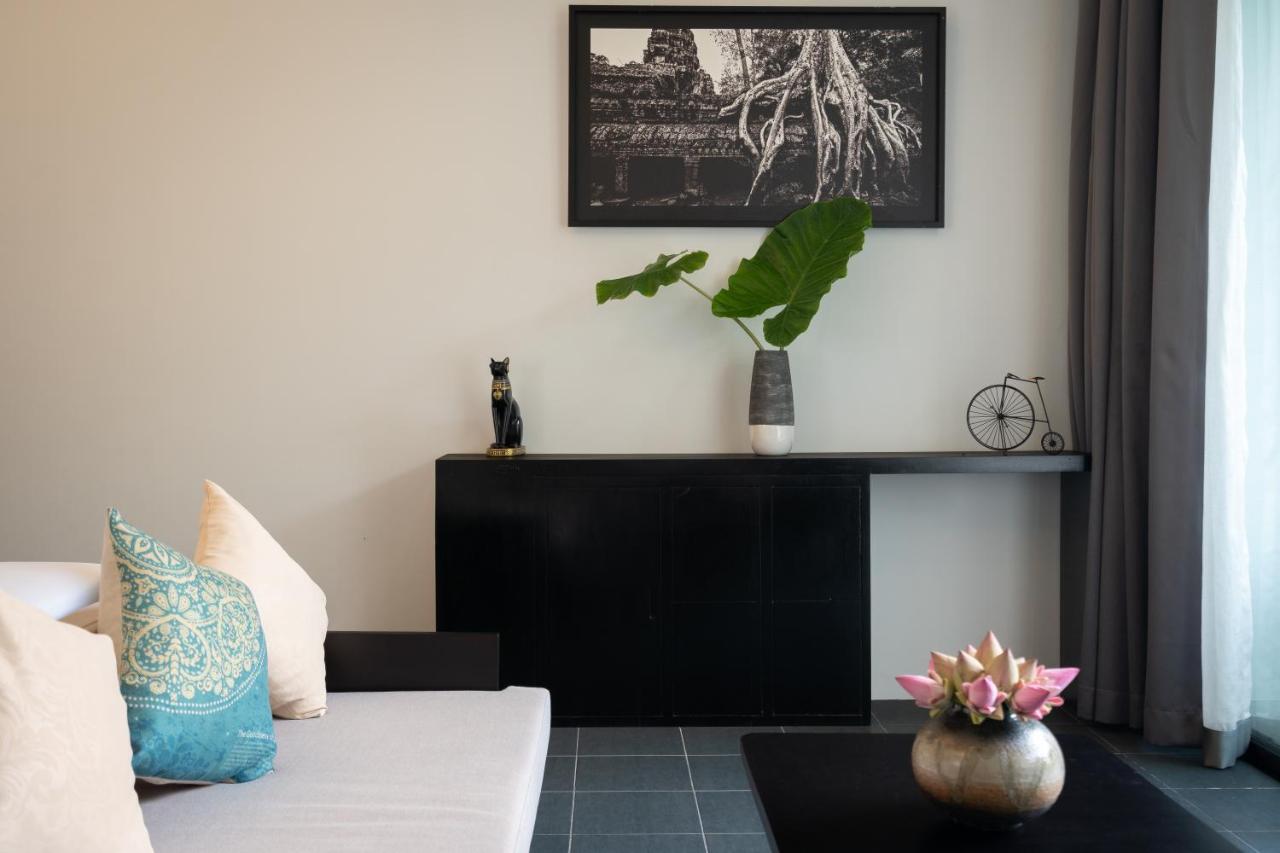 Eightfold Urban Resort Siem Reap Eksteriør billede A living room in a modern house