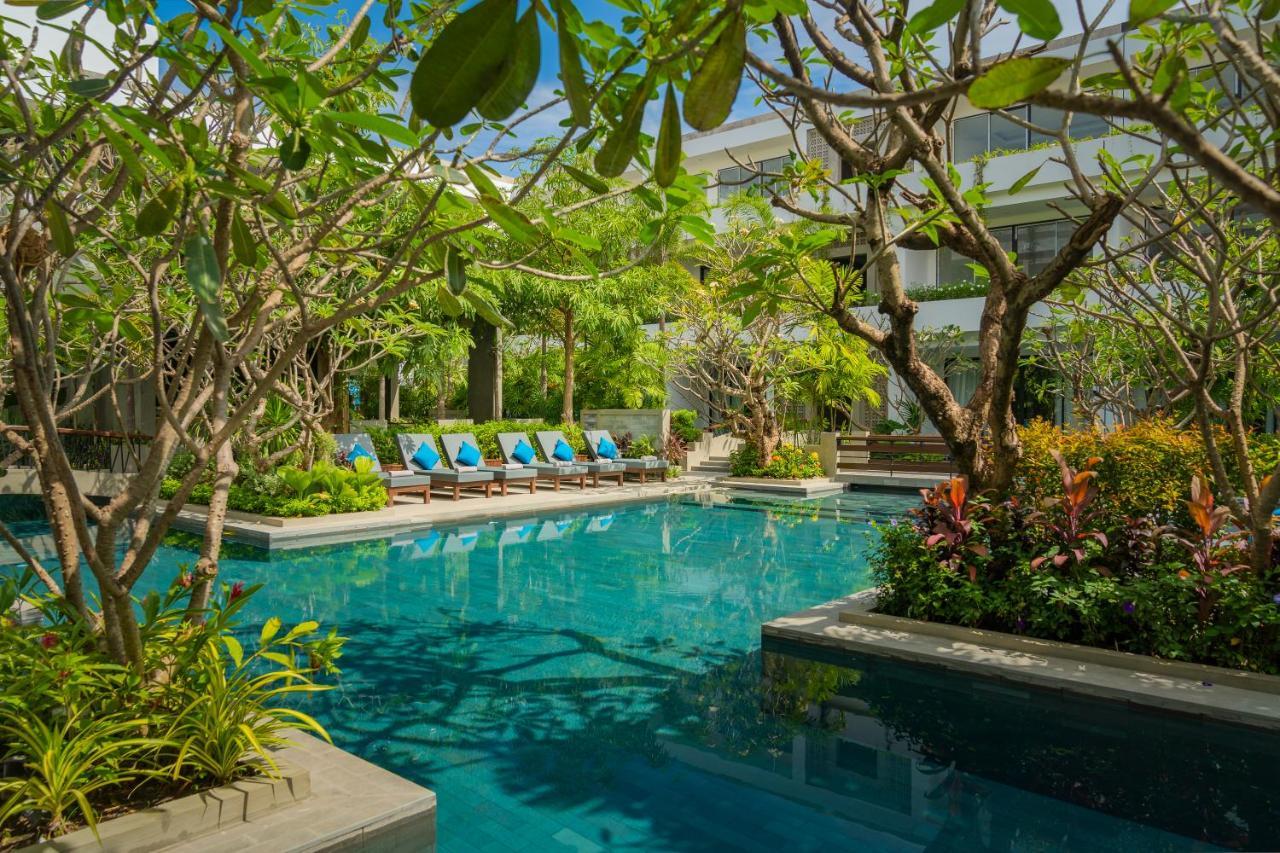 Eightfold Urban Resort Siem Reap Eksteriør billede The pool at the hotel