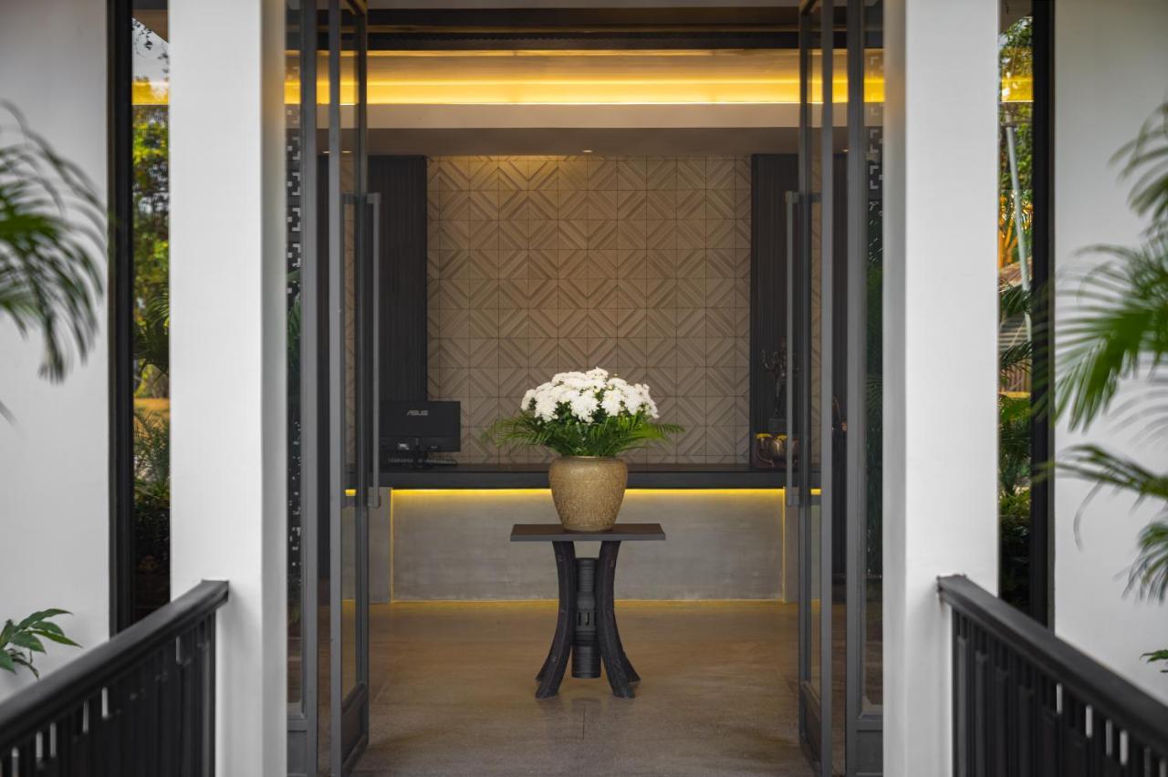 Eightfold Urban Resort Siem Reap Eksteriør billede The reception area at the hotel