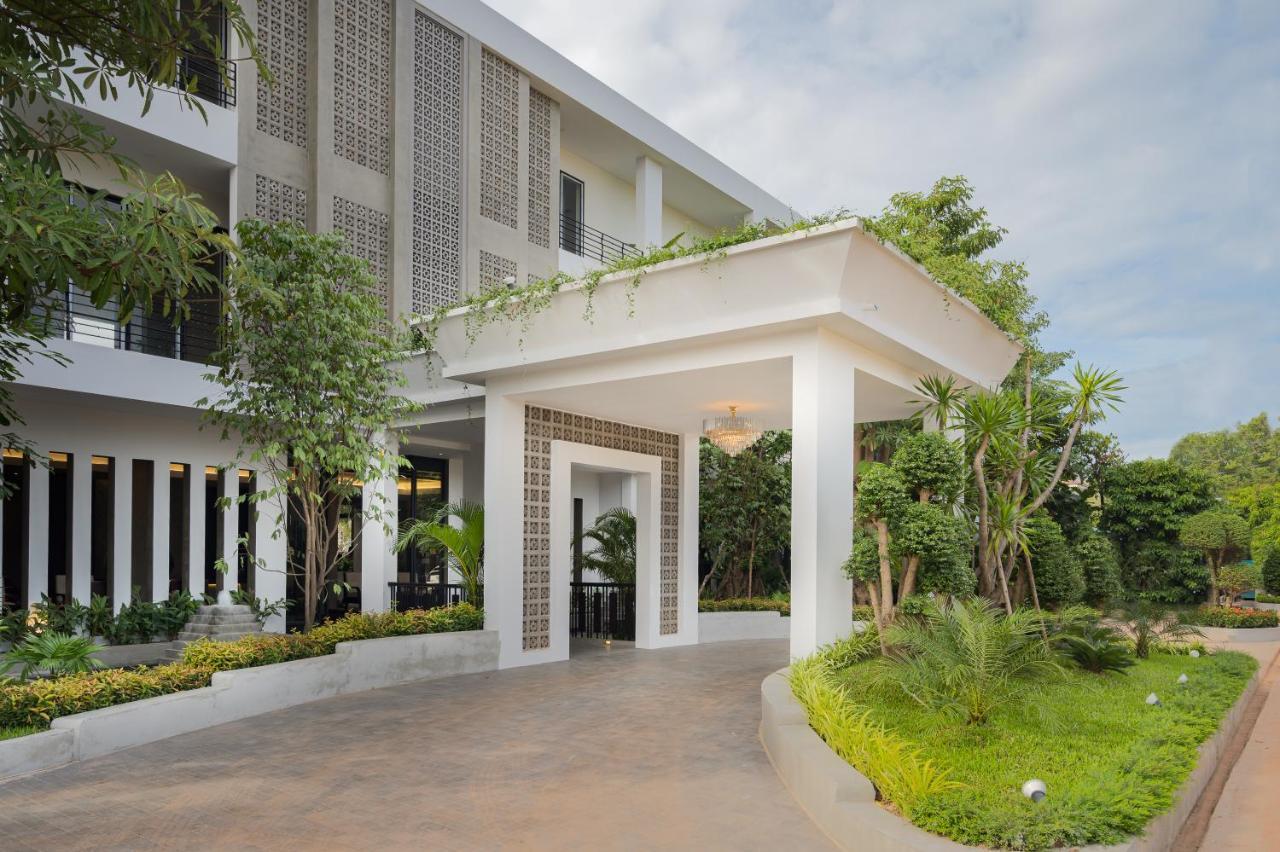 Eightfold Urban Resort Siem Reap Eksteriør billede The hotel's entrance