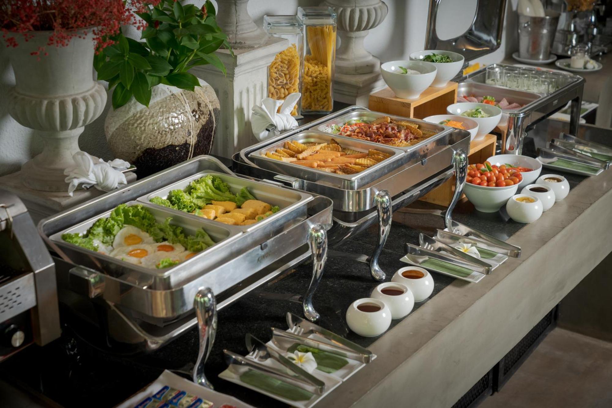 Eightfold Urban Resort Siem Reap Eksteriør billede A buffet at a hotel