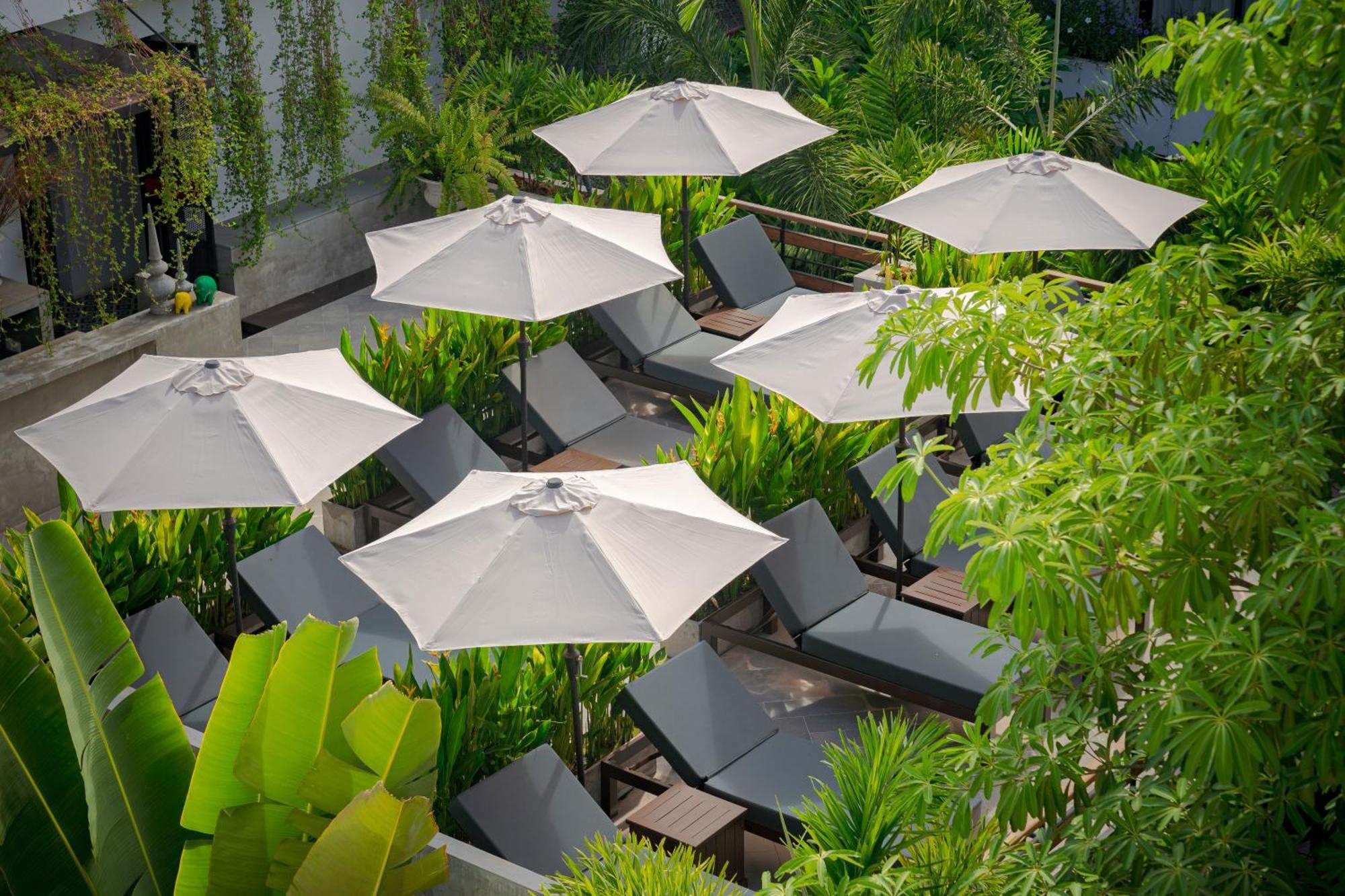 Eightfold Urban Resort Siem Reap Eksteriør billede The pool at the hotel
