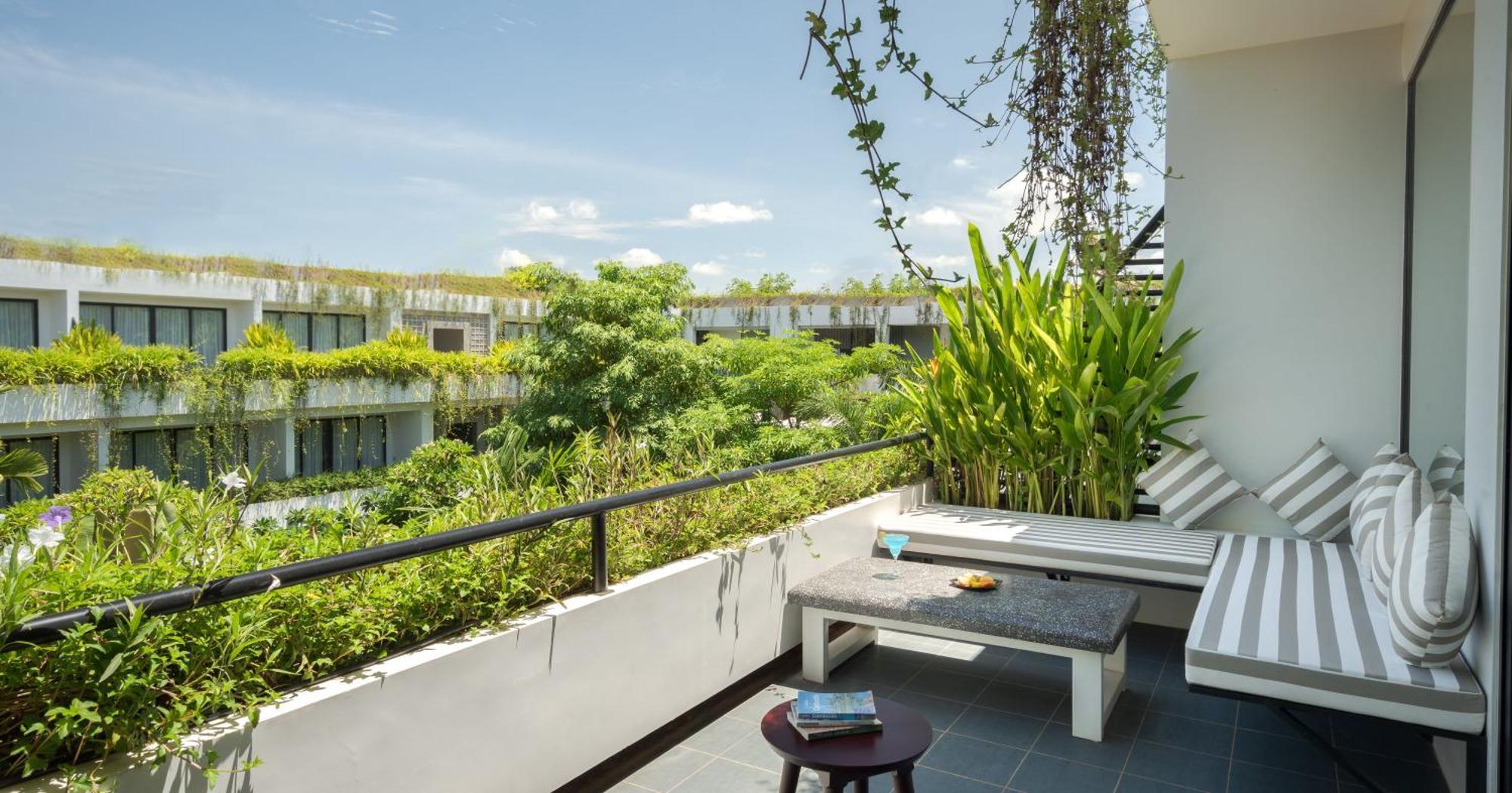 Eightfold Urban Resort Siem Reap Eksteriør billede A balcony at the hotel